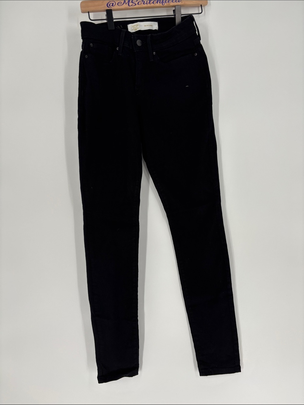 Levi’s mid rise skinny black 27 x 32